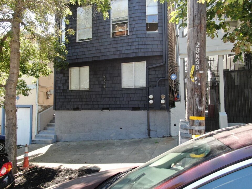 2025 E 20th St in Oakland, CA - Building Photo