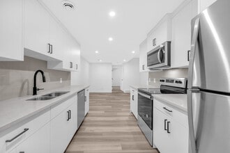 21234 Sheriff King St SW in Calgary, AB - Building Photo - Building Photo
