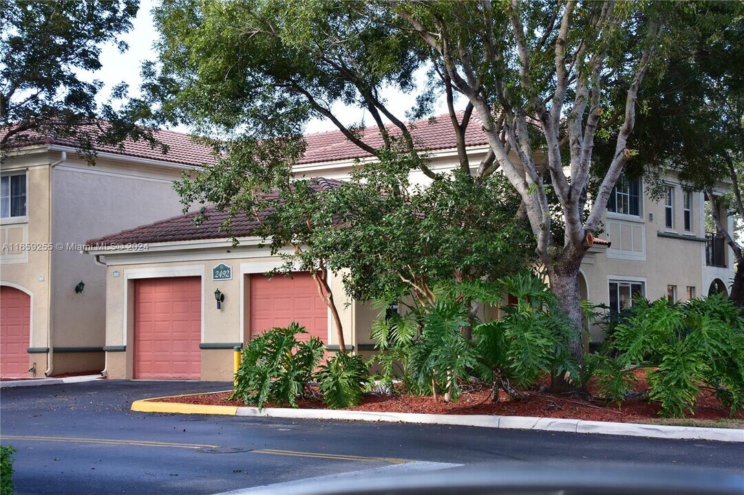 2493 Centergate Dr in Miramar, FL - Building Photo