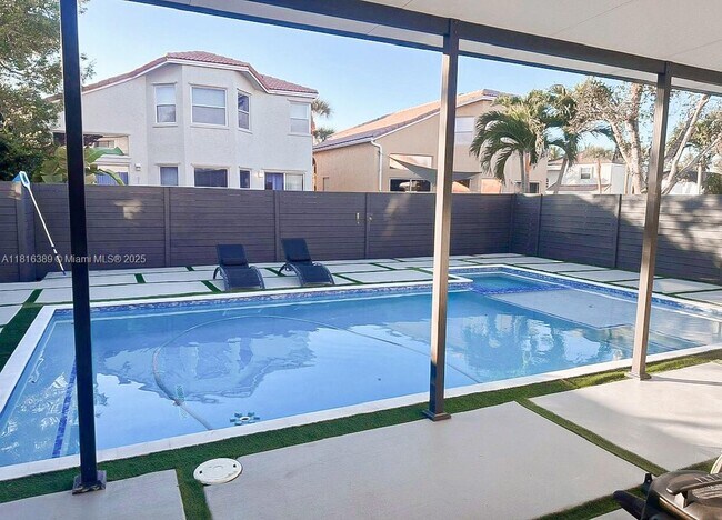 656 NW 157th Ave in Pembroke Pines, FL - Building Photo - Building Photo