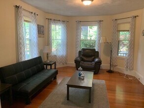 121 Cypress St in Newton, MA - Foto de edificio - Building Photo