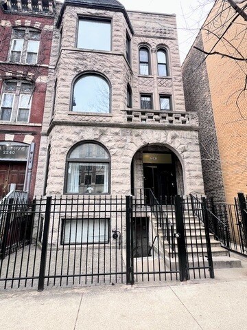 2242 N Halsted St, Unit G in Chicago, IL - Building Photo