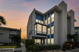 315 Medallion Blvd in Madeira Beach, FL - Building Photo