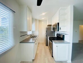 1328 Barry Ave in Los Angeles, CA - Building Photo - Building Photo