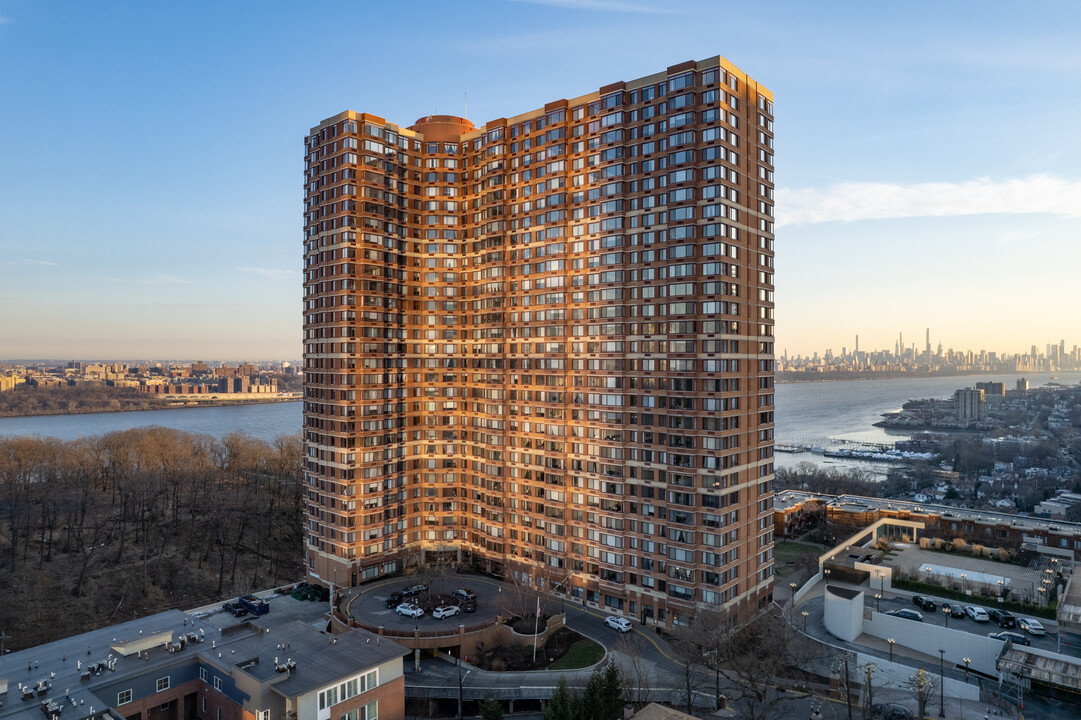 Palisades in Fort Lee, NJ - Building Photo