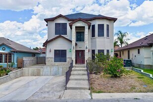 833 George Read Dr in Laredo, TX - Building Photo