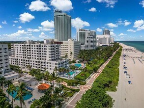 4301 Collins Ave, Unit 605 in Miami, FL - Foto de edificio - Building Photo