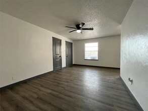 2526 Louise St, Unit 37-559 in Denton, TX - Building Photo - Building Photo