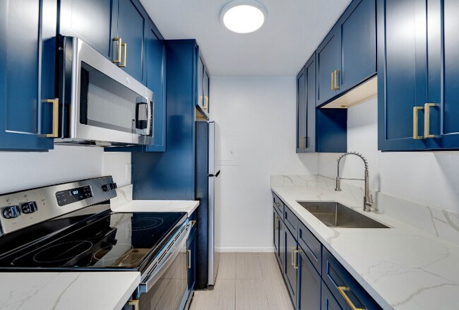 1755 N Orange Dr in Los Angeles, CA - Building Photo - Building Photo