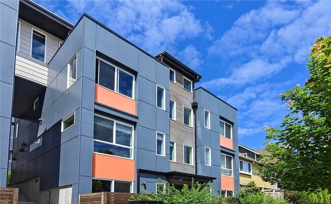 5915 Fauntleroy Wy SW
