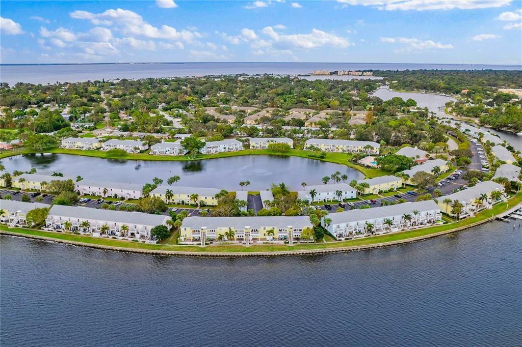 121 Sea Horse Dr SE in St. Petersburg, FL - Building Photo