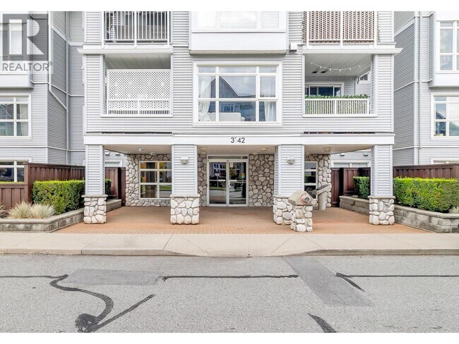 3142 St Johns St in Port Moody, BC - Building Photo - Building Photo