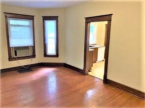 401 1/2 W Vine St in Champaign, IL - Building Photo - Building Photo