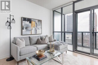 110 Charles St E in Toronto, ON - Building Photo - Building Photo