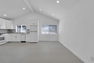 19813 Bassett St in Los Angeles, CA - Building Photo - Building Photo
