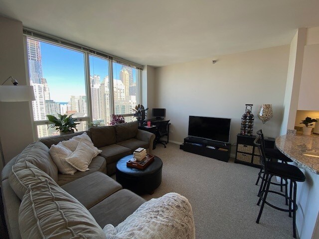33 W Ontario St, Unit 42G in Chicago, IL - Building Photo