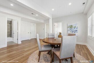 82 Wall St, Unit 200 in Madison, CT - Foto de edificio - Building Photo