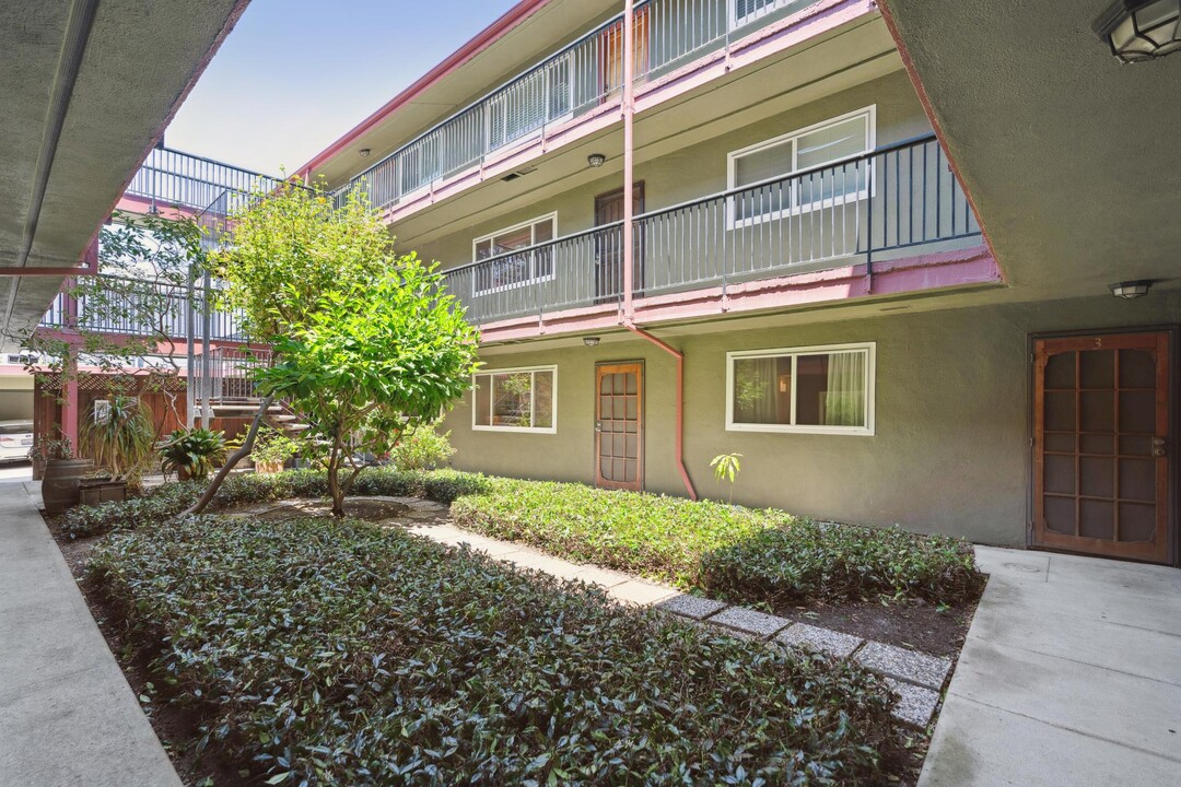 6211 Telegraph Ave, Unit #4 in Oakland, CA - Building Photo