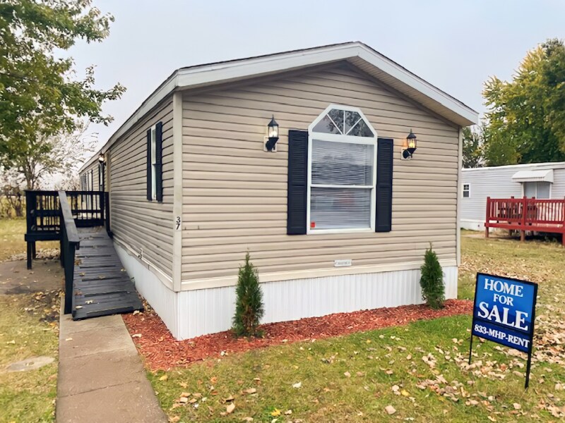 37 Village Ct in Mediapolis, IA - Building Photo