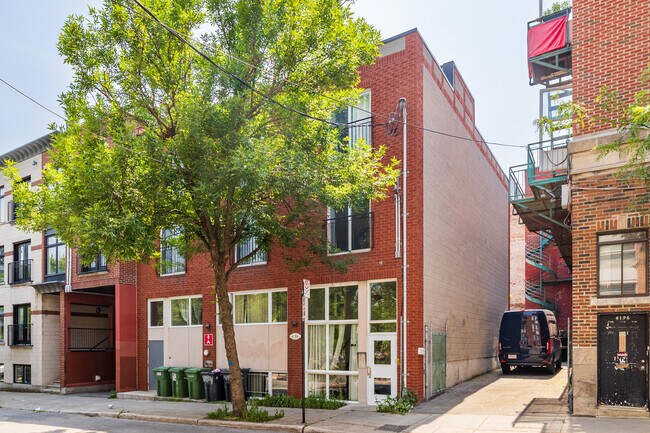 4194 De Bullion Rue in Montréal, QC - Building Photo - Primary Photo