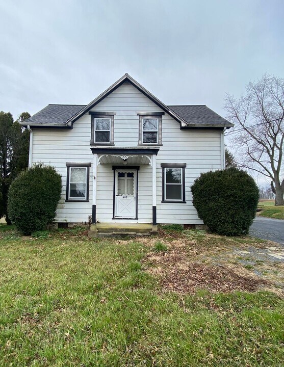 982 Colebrook Rd in Mount Joy, PA - Building Photo