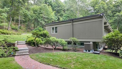 14 Overlook Dr in Weston, MA - Building Photo - Building Photo