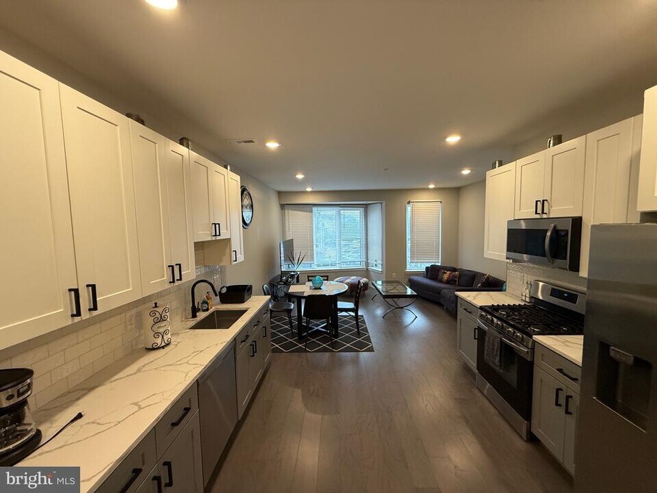 2034 Ridge Ave in Philadelphia, PA - Building Photo