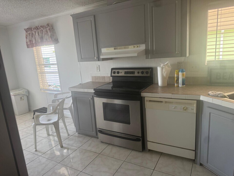 8267 SE Swan Ave in Hobe Sound, FL - Building Photo