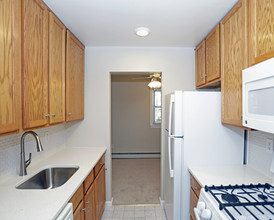 Saddle Brook Apartments in Saddle Brook, NJ - Building Photo - Interior Photo