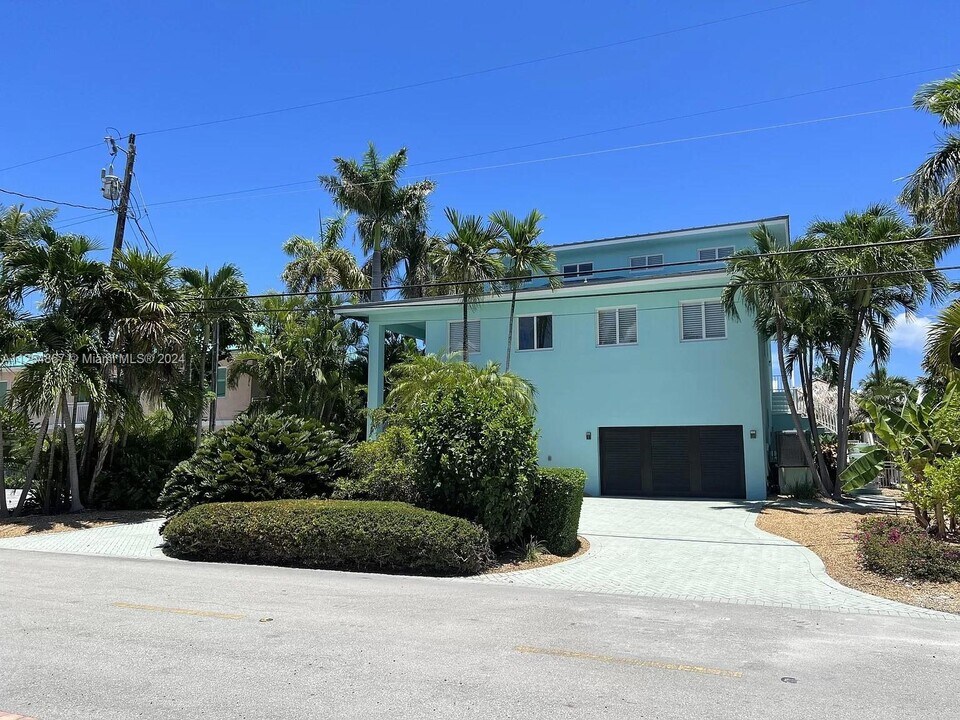 124 Indies Dr S in Duck Key, FL - Building Photo