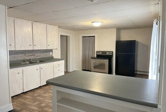 213 Brown St, Unit 1st Floor Apt in Westbrook, ME - Building Photo - Building Photo