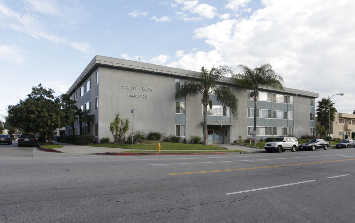 Valley Plaza Manors in Los Angeles, CA - Building Photo