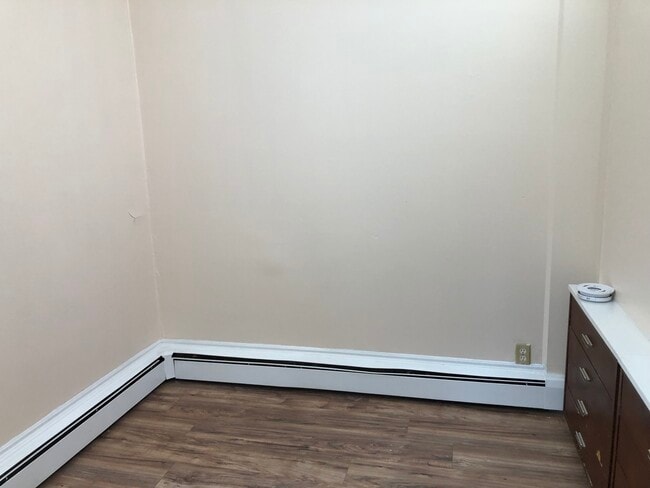 68 Pine St, Unit 1 in Lewiston, ME - Building Photo - Building Photo