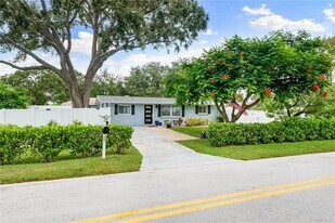 1911 Upper Beechwood Ave in Sarasota, FL - Building Photo
