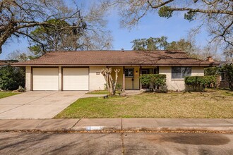 1927 Ramada Dr in Houston, TX - Building Photo - Building Photo