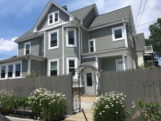 812 Moody St in Waltham, MA - Building Photo - Building Photo