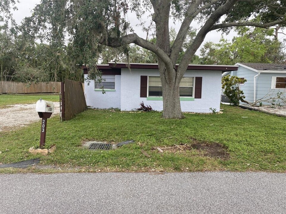203 Palmetto Rd W in Nokomis, FL - Building Photo
