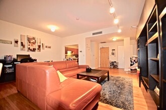 50 Winchester St, Unit 206 in Brookline, MA - Foto de edificio - Building Photo