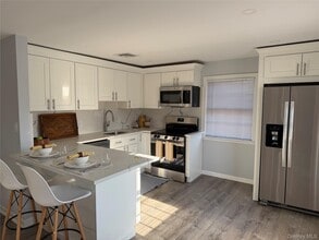 1 E Main St in Huntington, NY - Building Photo - Building Photo