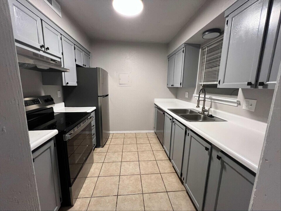1227 Lakecrest Dr in Norman, OK - Building Photo