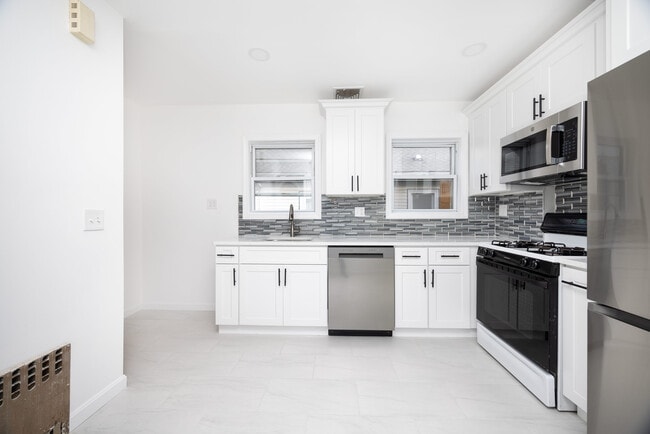 19 Puritan Rd, Unit 2 in Somerville, MA - Foto de edificio - Building Photo