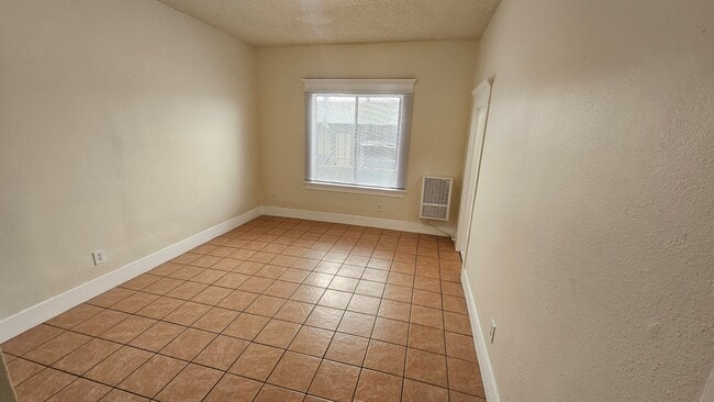 743 S Burlington Ave, Unit 4 in Los Angeles, CA - Foto de edificio - Building Photo