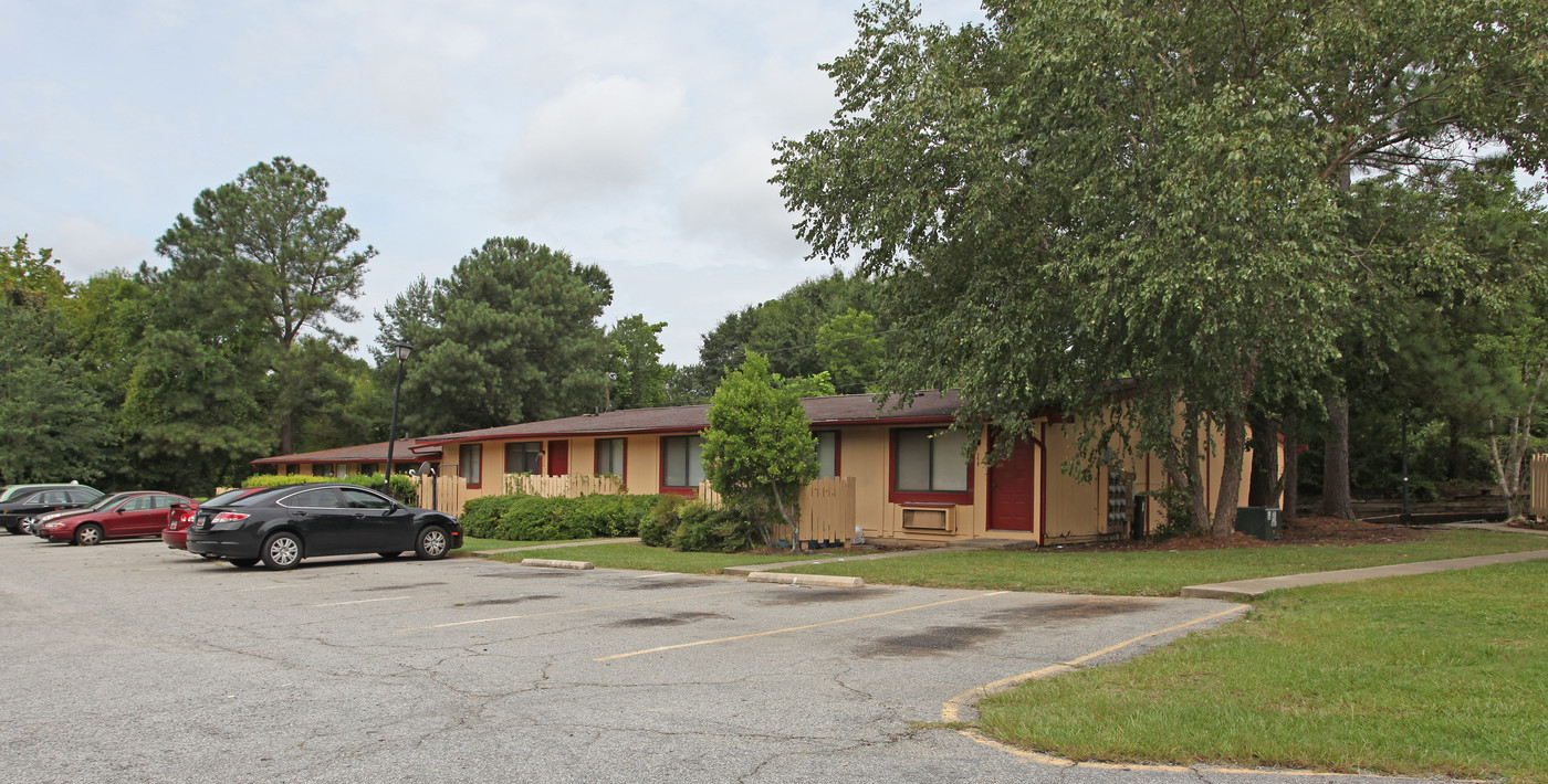 Trenton Court in Columbia, SC - Building Photo