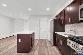 561 Broad St in Carlstadt, NJ - Foto de edificio - Building Photo