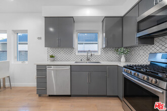 10706 Camarillo St in Los Angeles, CA - Building Photo - Building Photo