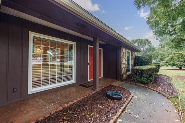 585 W Crossville Rd in Roswell, GA - Building Photo - Building Photo