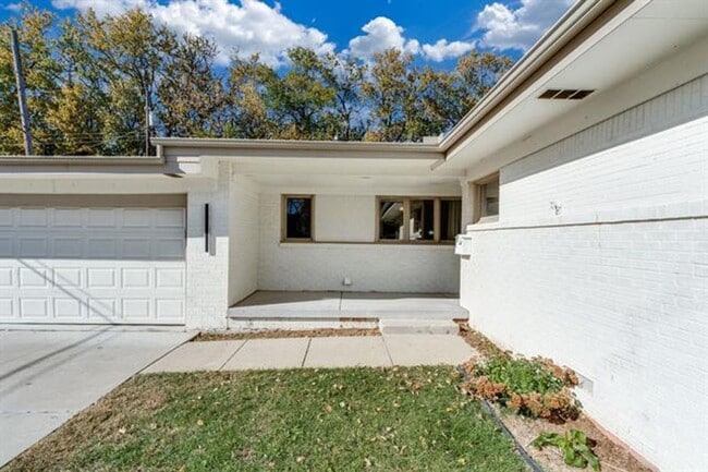 1917 N Edgemoor Dr in Wichita, KS - Foto de edificio - Building Photo