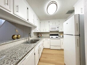 13716 Hollowgreen Dr in Houston, TX - Building Photo - Building Photo