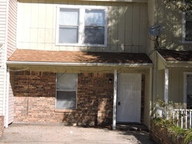 103 Hampton Dr in Crestview, FL - Building Photo