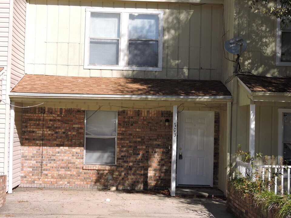103 Hampton Dr in Crestview, FL - Building Photo